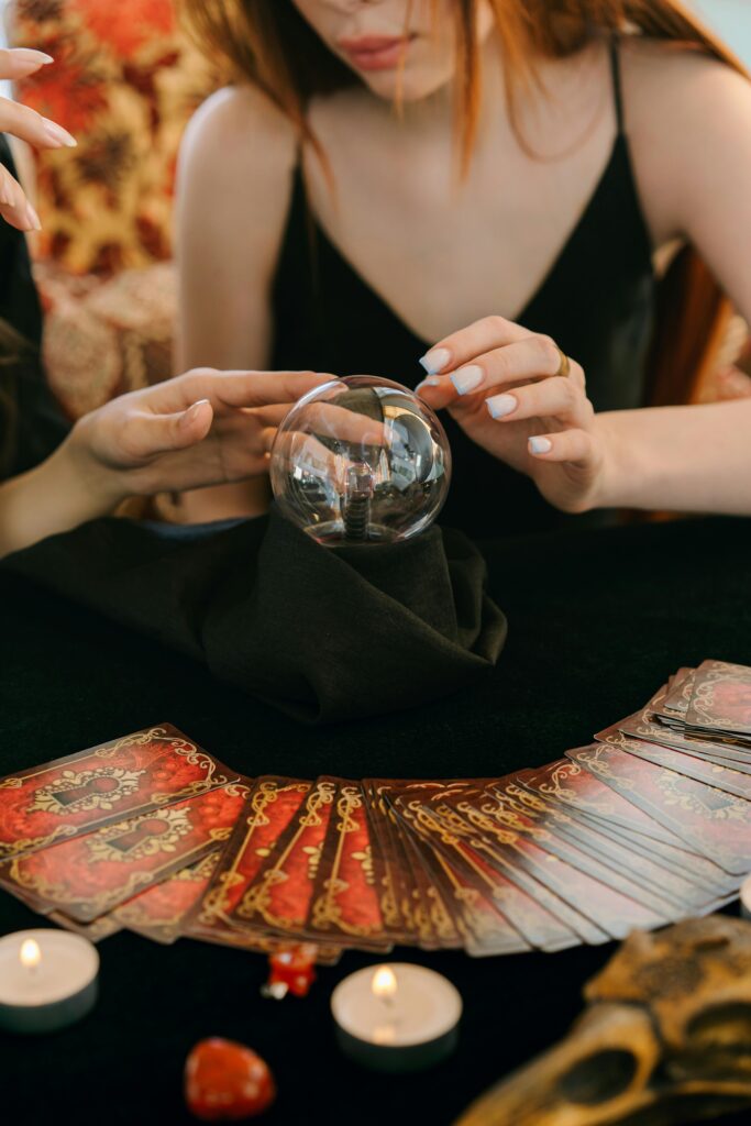 Lectura con bola de cristal y cartas de tarot desplegadas